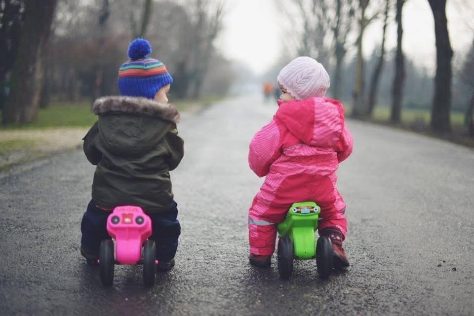 Boldog Valentin-napot minden kismotorosnak, és minden kismotoros mögött álló, motort cipelő szülőnek! 🩷 /// #pockettrailer #mamiserpa #valentinday