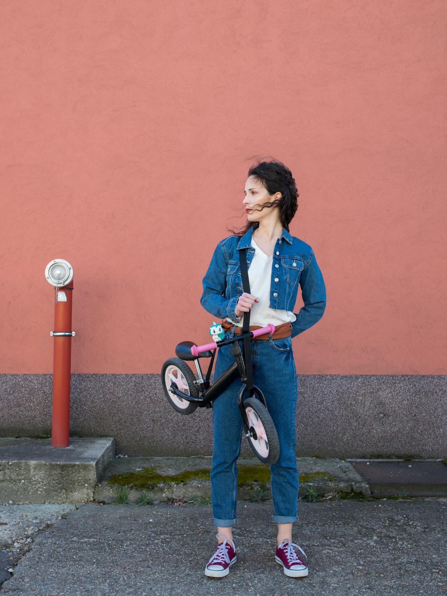 Egy anya mindent megold! Például ilyen könnyedén kapja vállra a futóbringát! Kell ennél menőbb kiegészítő? Cipeld Te is ilyen egyszerűen a járgányt a #pockettrailer kismotor- és futóbringa hordozóval! /// #mamiserpa #motherhood